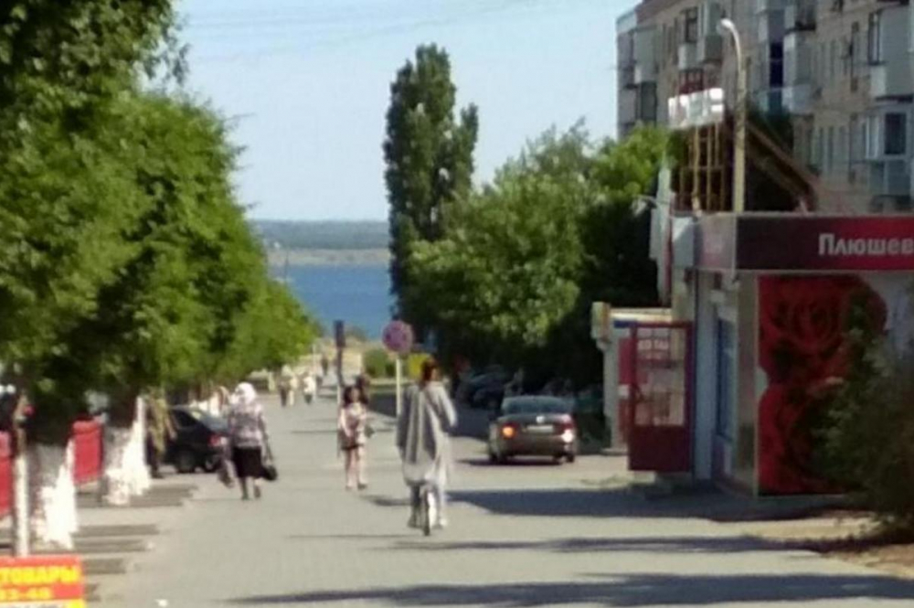 В Камышине по улице Ленина катается девушка «на колесе»