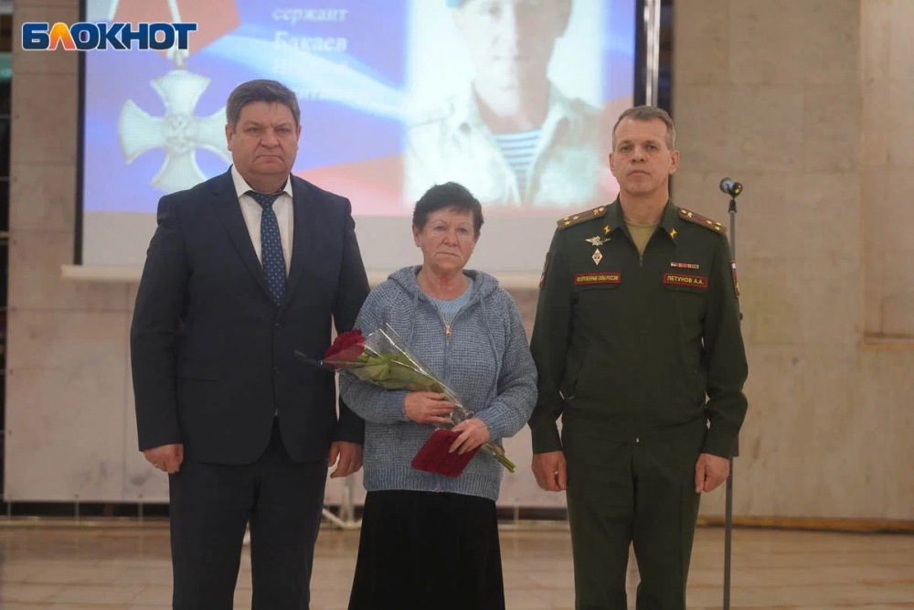 Женщины в темном принимают ордена за своих ненаглядных: в Волгограде 22 ноября передают награды погибших в СВО, в том числе камышан (ВИДЕО)