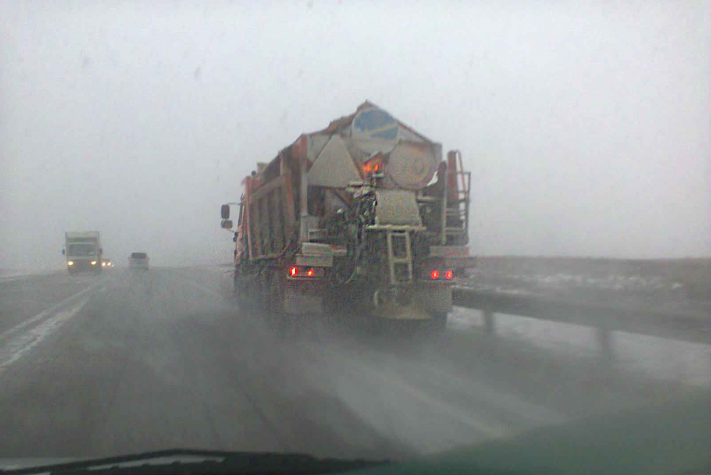 На дорогах Волгоградской области, в том числе в соседнем с Камышинским районе,  «ни с того, ни с сего» выпал снег