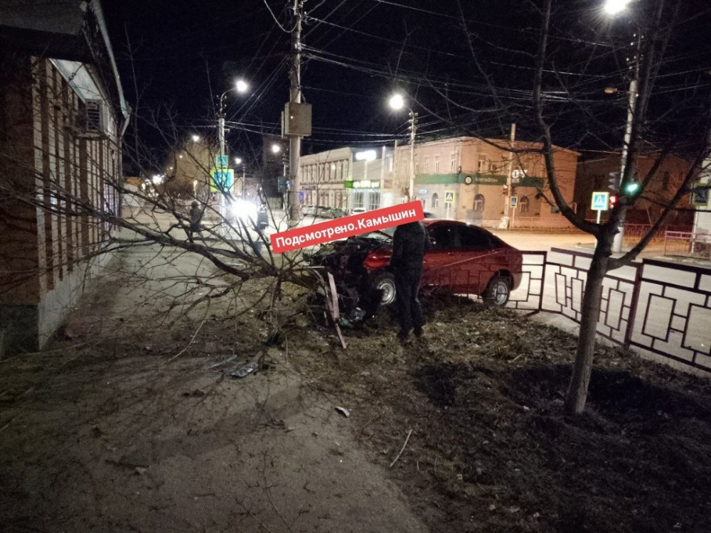 Ночью 3 января в Камышине водители после жесткого удара, сшибая деревья, врезались в ограждения у «Дружбы» (ВИДЕО)