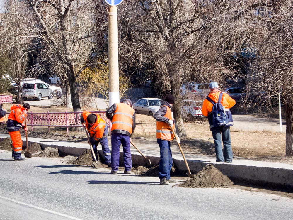 В Камышине «оранжевые жилеты» из «Благоустройства» с утра в понедельник 20 марта вышли на расчистку прибордюрных линий Бородинского моста