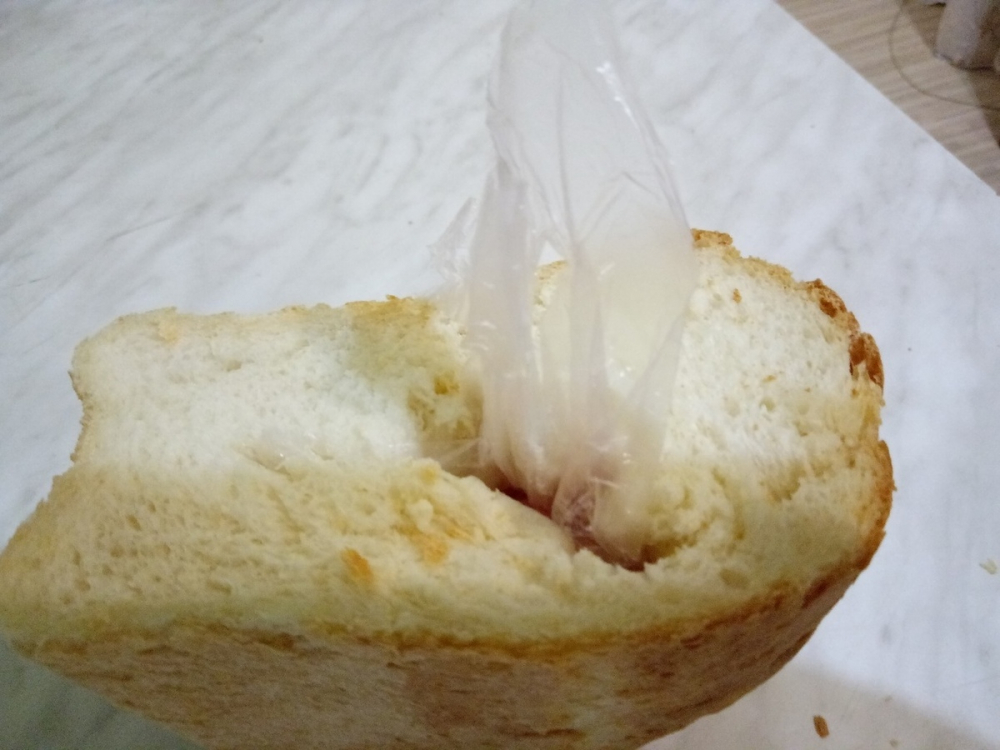 Камышанин купил в сетевике хлеб с запеченным целлофановым пакетом