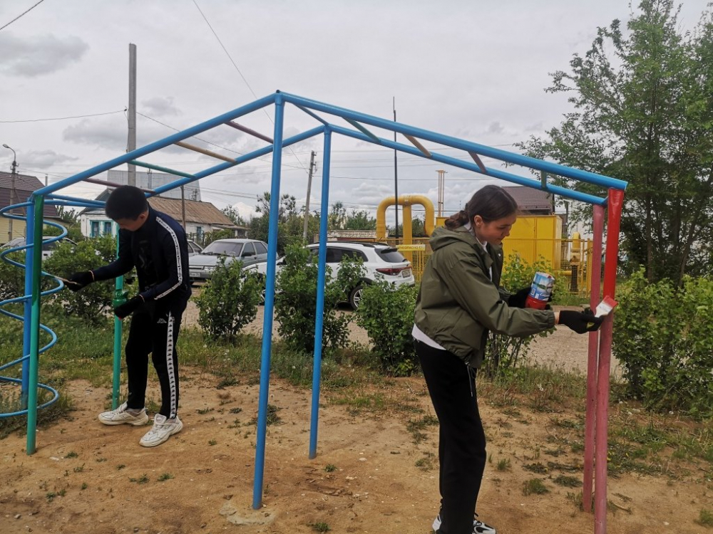 Студенты покрасили детскую площадку при поддержке Камышинской городской думы, в чем заключалась поддержка - неизвестно