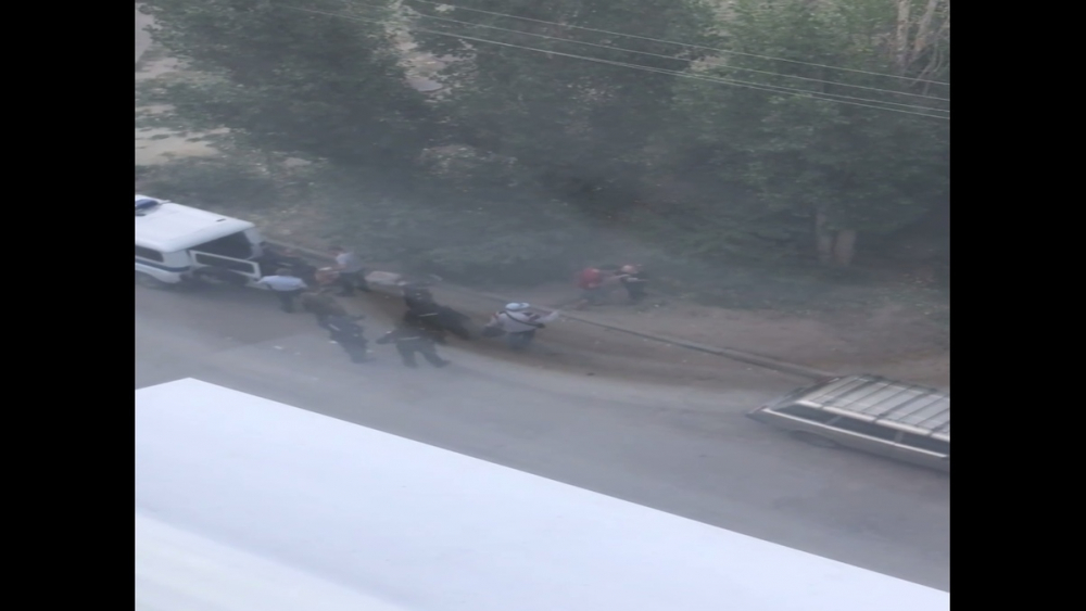 В Камышине на улице Базарова полиция провела задержание пьяного сквернослова (ВИДЕО)