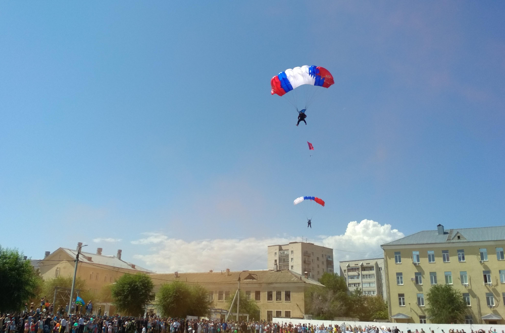 Парашюты в цвет российского триколора раскрыли камышинские десантники в небе над плацем воинской части в честь Дня ВДВ