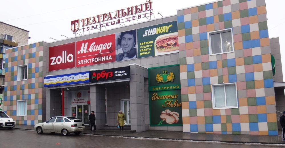 Проверки после Кемерово: пожарная машина с включенной сиреной «блокировала» торговый центр «Театральный» в третьем микрорайоне Камышина