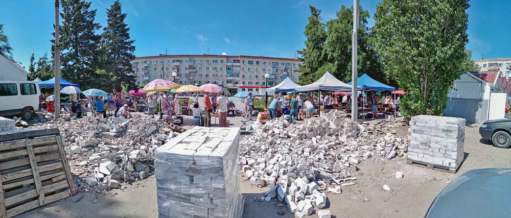 В Камышине у бывшей «Победы» новый собственник будущего торгового центра сносит забор, рынок теперь торгует «под завалами», в строительном мусоре