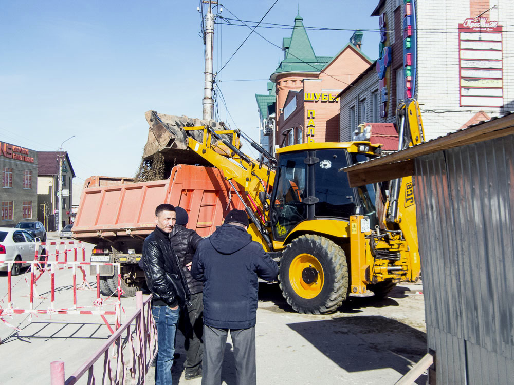 В Камышине по весне началась отгрузка строительного мусора у объекта, забор которого «съел» тротуар на улице Пролетарской