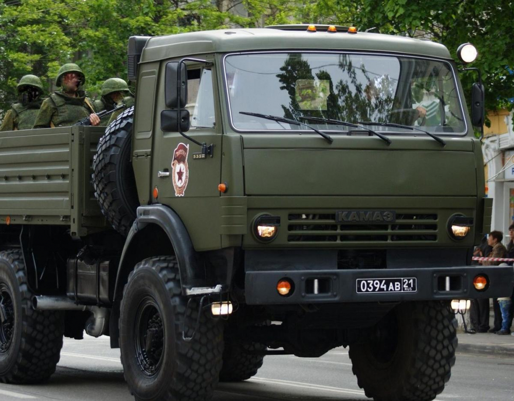 В Камышине директор авторемонтного предприятия «подкалымил» на шинах для военных машин десантниов