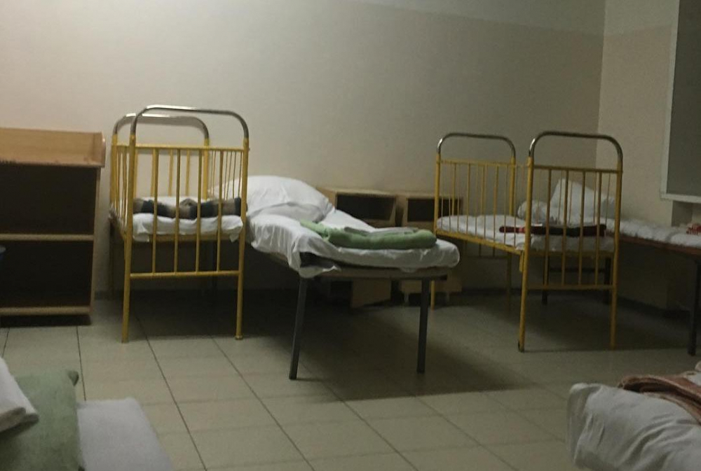В Камышине мамы в шоке, что в детской городской больнице крохам поставили железные кровати