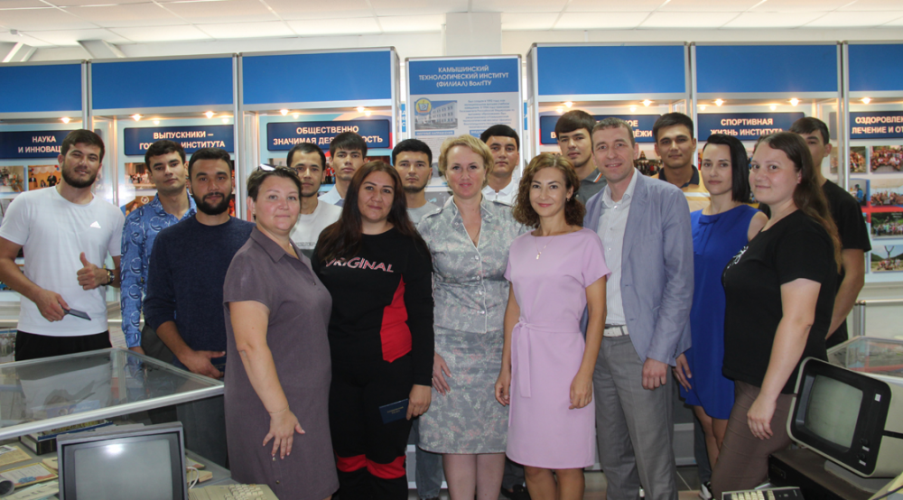 «Узбекские» студенты Камышинского технологического института, о которых объявила административная газета «Диалог», на деле оказались туркменскими, но тоже «выгодными»