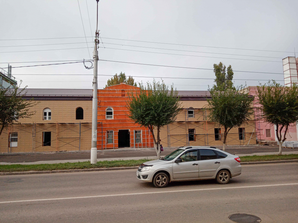 Камышане отметили «прорисовку» входной группы на реконструируемом здании бани на улице Пролетарской