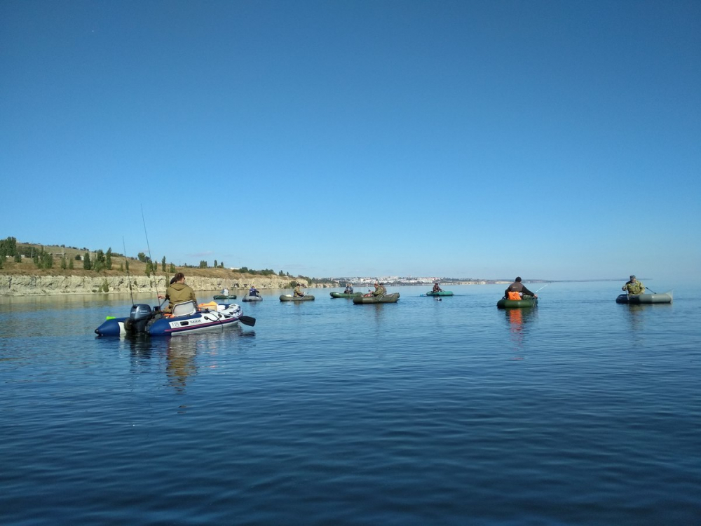 Штиль и ясное утро создают идиллическую картину для камышинских рыбаков