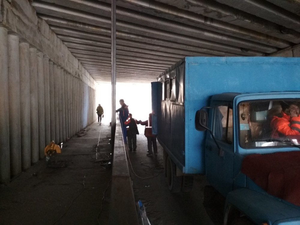 В Камышине взялись, наконец, за ремонт отваливавшейся обшивки путепровода на улице Некрасова