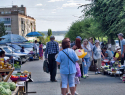Стихийный рынок на улице Ленина в Камышине в летний сезон разросся по обе стороны тротуара