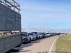 На волгоградской таможне на границе с Казахстаном, под Палласовкой, тысячи покидающих страну машин выстроились в очередь, им включили гимн России, но... (ВИДЕО)
