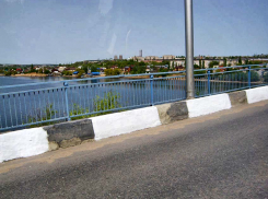 А что ограждение проезжей части моста в Камышине такое «полосатое»? - камышанка