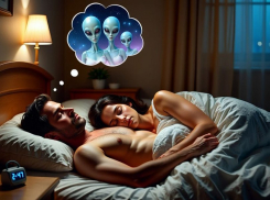 Россияне стали реже заниматься сексом и больше верить в инопланетян: эксперты объяснили, как это связано