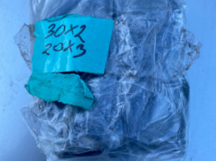 В Волгограде полицейские задержали подростка из Камышина с увесистым свертком наркотика