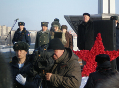 В Камышине на митинге в честь 2 февраля «загорелись» звезды из живых гвоздик