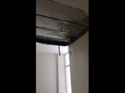 Пациенты гинекологического отделения центральной городской больницы Камышина о потопе в палатах и коридорах: «Здесь опасно находиться»