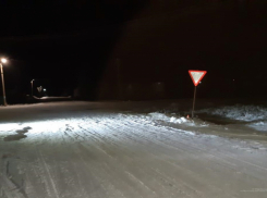 Водитель «ВАЗа» прикрепил тросом к автомобилю тюбинг и «отвез» парня в больницу после того, как «ватрушка» врезалась в дорожный знак