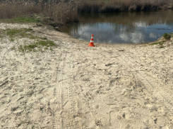 Иномарка с девушкой рухнула в воду в Камышинском районе: девушка жива
