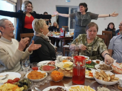 Горожане запечатлели банкет в муниципальной структуре Камышина и интересуются, за чей он счет?