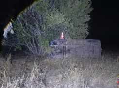 В Камышинском районе на сельской дороге с проезжей части после столкновения вылетела «Газель», ее израненного водителя забрала «скорая»