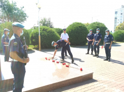 Камышинские десантники в День ВДВ приехали поклониться памяти героев