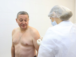 Губернатор Андрей Бочаров показал, что сделал прививку от гриппа