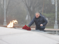 Андрей Бочаров почтил память Неизвестного солдата, Станислав Зинченко на Братских захоронениях в Камышине не появился