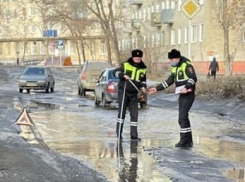 Как путешественница за рулем пошла на дно камышинской лужи, и кто оплатил «красивый трюк» (маленький памфлет) 