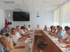 Камышинская городская дума, захлопнувшая перед журналистами дверь, демонстративно не сообщает никакой конкретики и аналитики о заседаниях