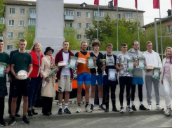 В Камышине лучшими легкоатлетами в эстафете памяти Николая Маслова стала команда школы №18