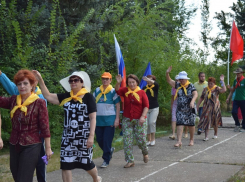 Из пенсионеров, которых завезли в камышинский лагерь «Солнечный», решили создать команду тренеров со скандинавскими палками, и не только