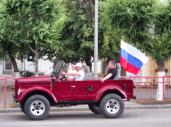 В Камышине по центральным улицам промчались машины с российскими флагами (ВИДЕО)