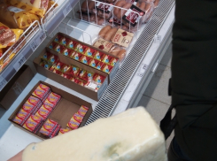 Камышане выкладывают в соцсетях заплесневелые продукты в сетевых магазинах