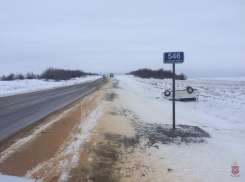 Под Камышином «Хонда» ударилась в КАМАЗ и улетела в кювет, «скорая» увезла девушку и парня