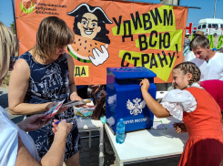 Фирменную открытку с видами камышинского праздника можно было бросить в почтовый ящик на Арбузном фестивале сегодня, 22 августа