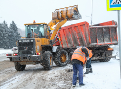В морось, снег и туман трассы в Волгоградской области обрабатывают противогололедными  материалами