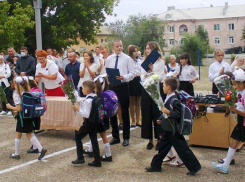Жители Волгоградской области массово высказываются против подарков учителям 1 сентября 
