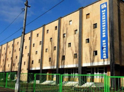 Преподавателя Камышинского медицинского колледжа, уличенную во взятках, сегодня, 12 мая, взяли под стражу в зале суда: она приговорена к реальному сроку
