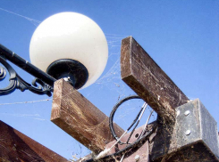 Товарищи из служб благоустройства, туристский сезон еще не завершился, надо бы снять паутину в местах массовых прогулок на набережной! - камышанин