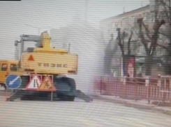 Горожане запечатлели на камеры коммунальный фонтан на центральной улице Ленина в Камышине (ВИДЕО)