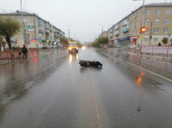 В Камышине на мокрой от дождя улице Ленина скутерист сбил пожилую женщину