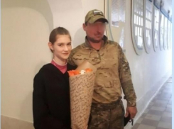 В Камышине участник спецоперации пришел с цветами в школу №14 сказать спасибо восьмикласснице за письмо поддержки на передовую