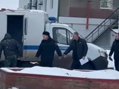 Почему главу муниципалитета в Волгоградской области в наручниках препроводили в автозак?