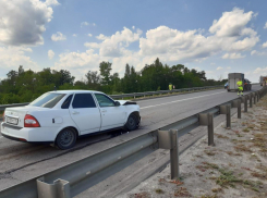 На московской трассе «Приора» молодого водителя неудачно «догнала» прицеп «Тойоты»