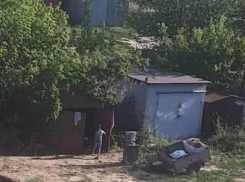 Камышане утверждают в соцсетях, что обнаружили в 5-м микрорайоне гараж, в котором живут люди, и пытаются решить их судьбу